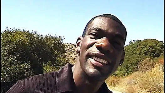 Siyah kovboy kız plajda büyük siyah yarağa biniyor