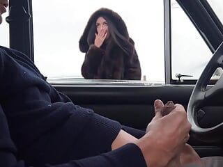 陌生女孩在一个公共停车场的车窗里撸管并吮吸我的鸡巴