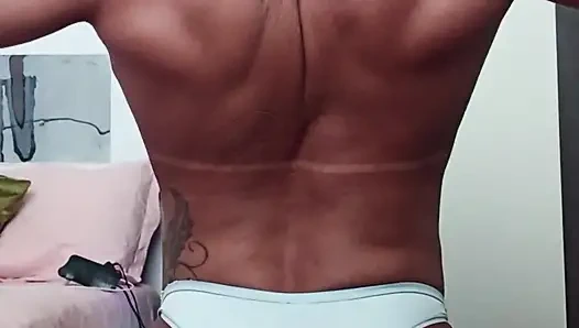 Zenci orta yaşlı seksi kadın pozları üzerinde çalışıyor