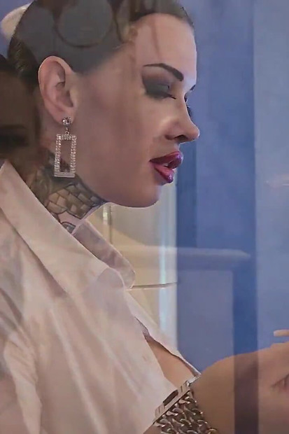Senhorita Alessa Milano chicoteando de joelhos parte 2