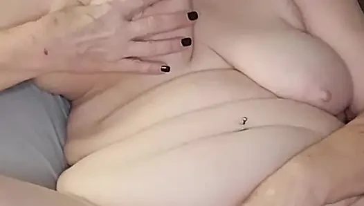 Ateşli orta yaşlı seksi iri güzel kadın yatağını yapıyor sonra mastürbasyon yapıyor ve iyi bir orgazm oluyor!