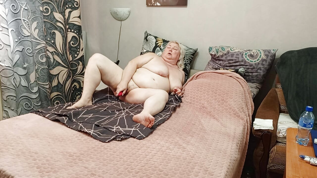 継母のお尻と秘部が大きなペニスを求めている