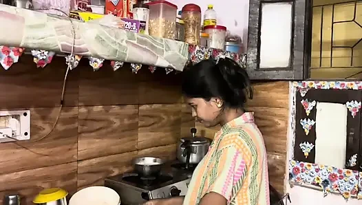 Ibu tiriku dientot sama aku habis-habisan sambil kerja di lantai