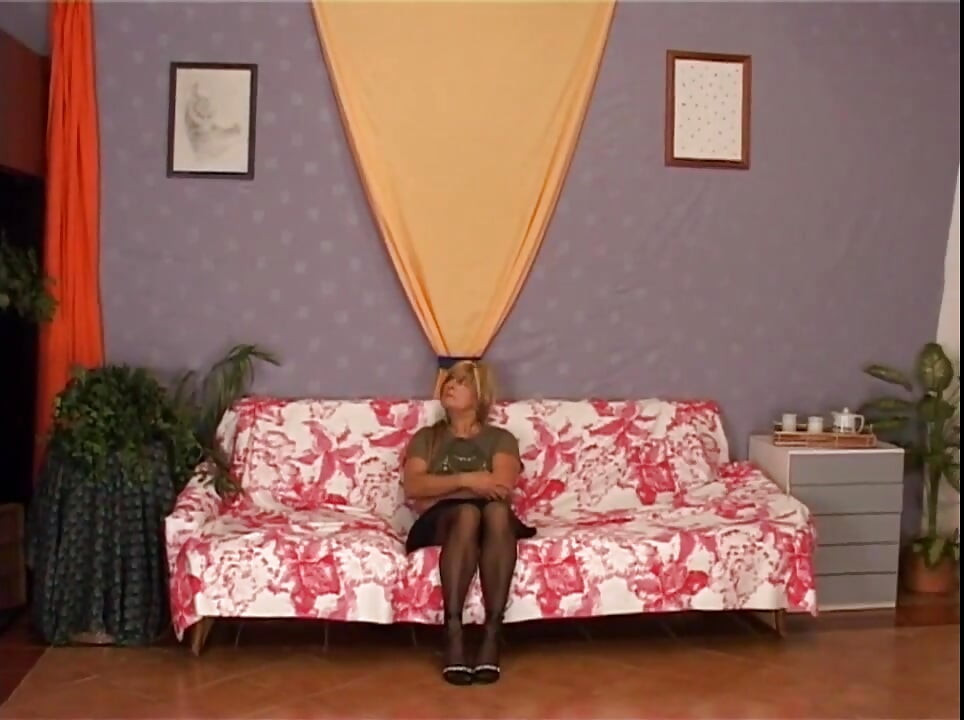 Milf blondă cu țâțe mari adoră pula în pizdă