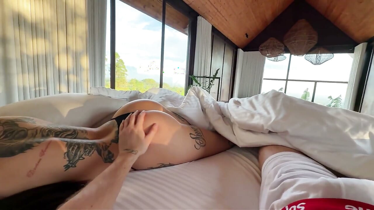 Kolombiyalı baddie en iyi arkadaşıyla sabah seksi yapıyor! Anna Cherry