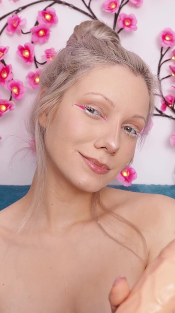 Chłonąc od uroczej blondynki, bardzo trudno się powstrzymać, by nie dojść!