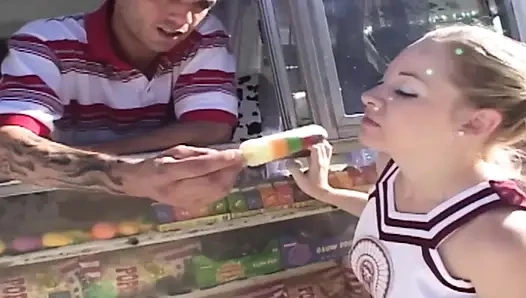 Сцена с горячим мороженом - 4_Busty студентка-блондинка развлекается в грузовике мороженого