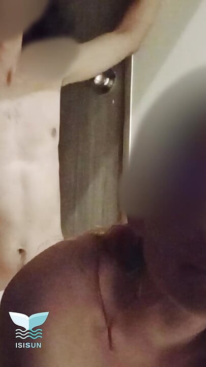 当我和他朋友去的乡间别墅的游泳池里时，我和他最好的朋友发生性关系。对不起