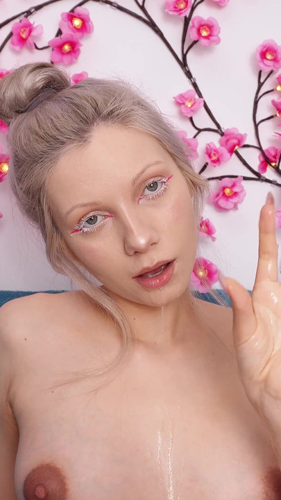 Απορροφώντας cum από μια χαριτωμένη ξανθιά, είναι πολύ δύσκολο να μην τελειώσεις!