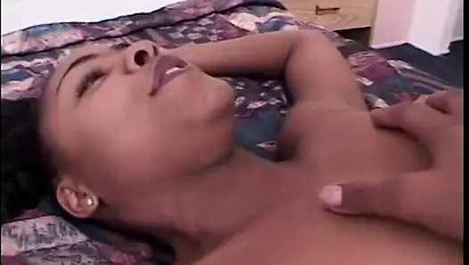 Honey skin ebenholz mit einer haarigen muschi lutscht und fickt weiße stange