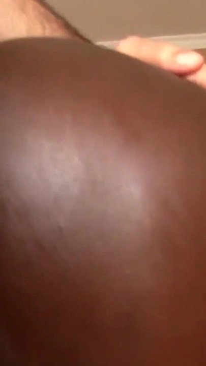 可爱的大奶子黑人少女让大战制作人为了工作而操她紧致的阴户 |剪辑 1