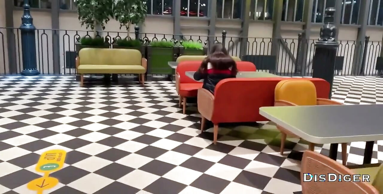 Verklig porrgjutning i en offentlig toalett i ett köpcentrum