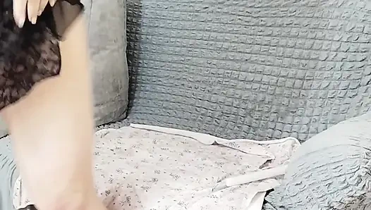 Üvey anne ve büyük amcığını oynuyor