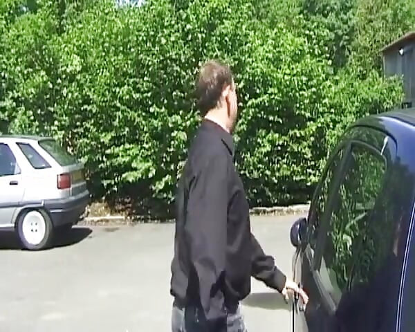 Esta é uma sessão especial de cinta-caralho com puta francesa