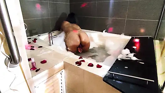Romantic and wet masturbation in the bathtub for you, with foam and rose petals.
