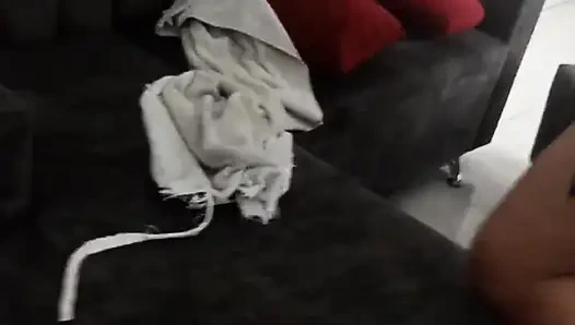 Она говорит, что то, что ей нравится больше всего это сосать член, она пристрастилась к сосать то, что вкусно.