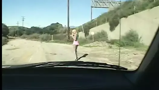 Отличная блондинка трахается в кузове пикапа на улице