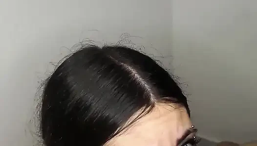 Я делаю ему удивительный минет, пока он не кончит на мои сиськи - минет и камшот в любительском видео