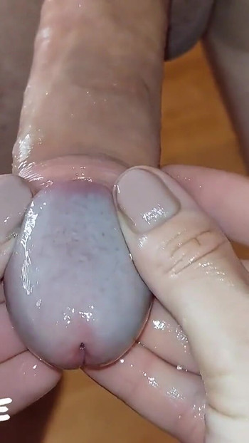 Detik menakjubkan dari "Handjob Begitu Baik Tip batangnya Menjadi Biru! Sudut pandangan pertama wanita FPOV (masa memerah)"