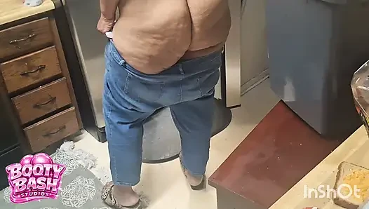 JAMAL ANAL KING FILMS ANAL QUEEN DAILY SO YOU CAN SEE HER PHAT JUICY ASS