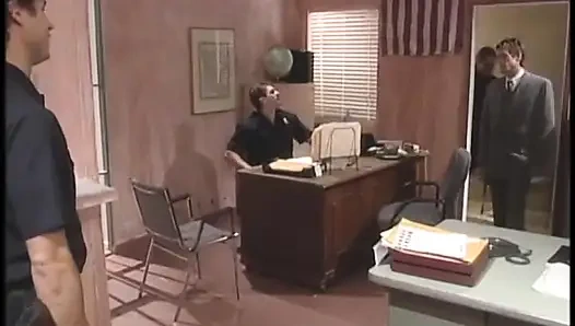 Büyük memeli şehvetli sarışın masada amını siktiriyor