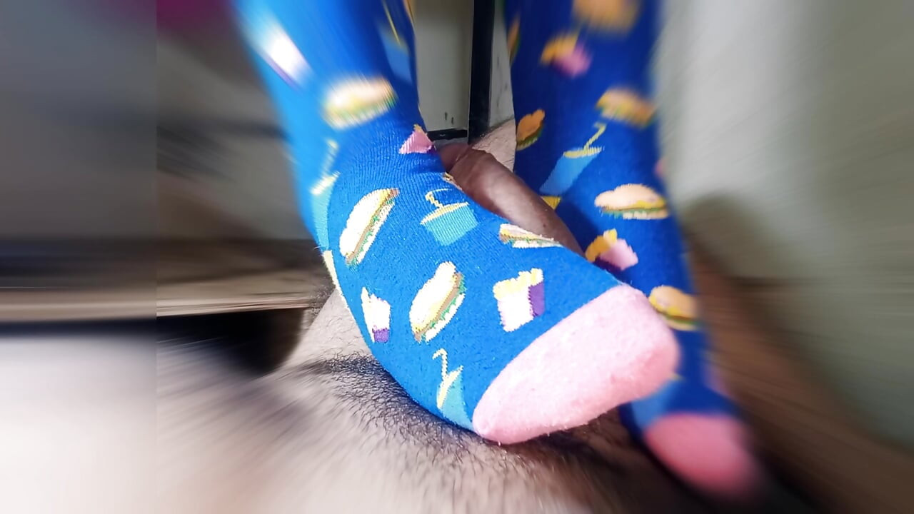 穿着非常有趣的丝袜的脚稻草