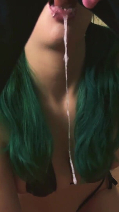 SLUTTY sexet CATGIRL chokeret over STOR svingende KØDFULD pik | Klip 1