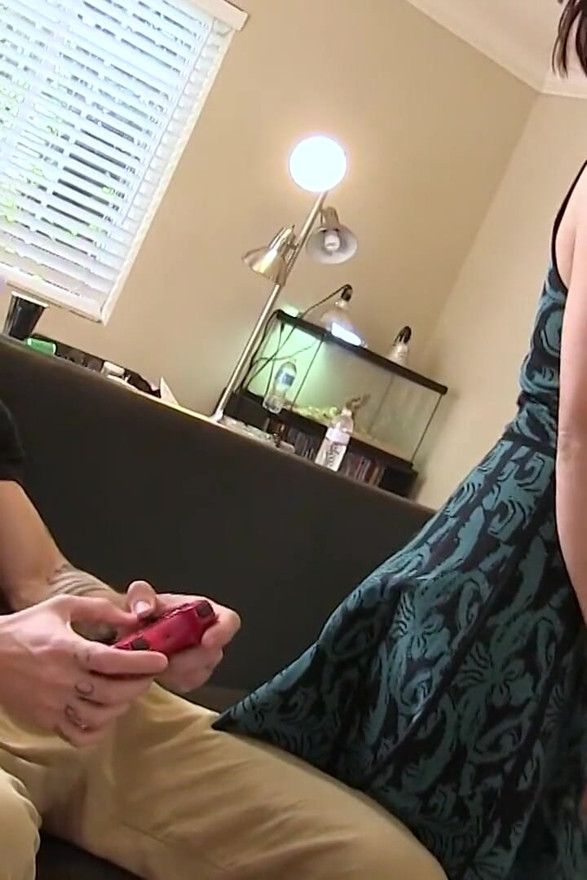 Insaciável milf mega-peituda leva cada pau que encontrar