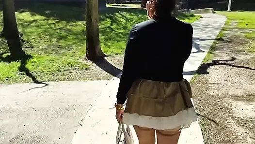 Öffentlicher Minirock, Kein Höschen Mit Analplug