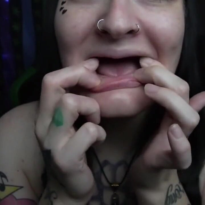 GothBunny's mouth tour