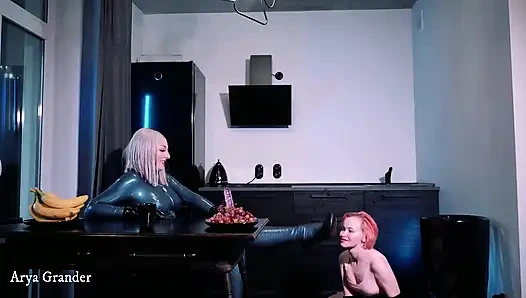 Femdom - seks strapon lesbian dengan baju lateks