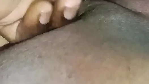 Memek tante tiriku dipijat dengan minyak dan diraba.