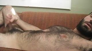 Hombre peludo masturbándose y disparando