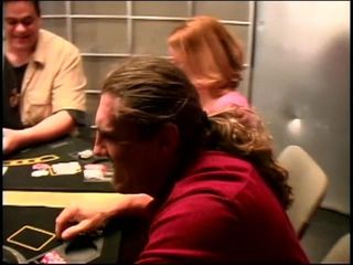 Gorąca laska dojrzewa na stole do pokera
