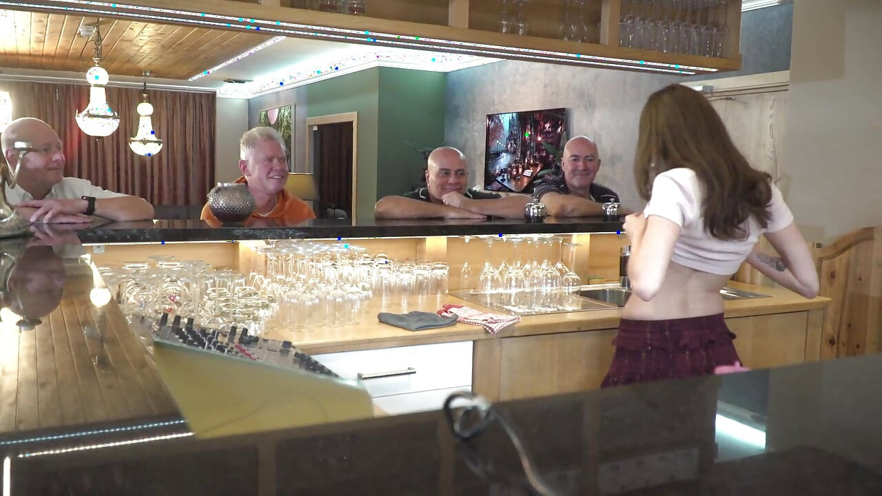 Becky California Gangbang med 7 Oldmen Full Video Bare på Oldje