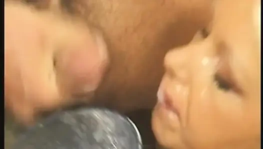 Pelacur pirang minum air mani dari mangkuk di gangbang grup