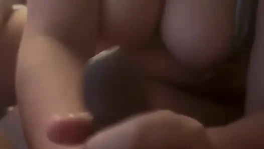 Beyaz kız büyük zenci yarağını sağıyor