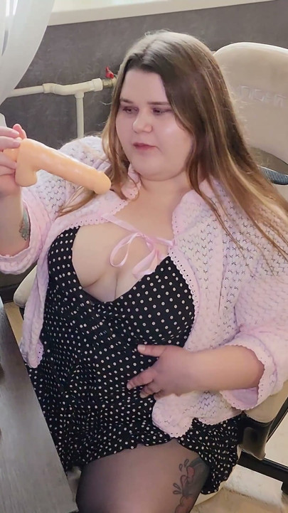 Sıcak bir BBW'nin siyah devasa dildo ile solo mastürbasyonu | Clip 1