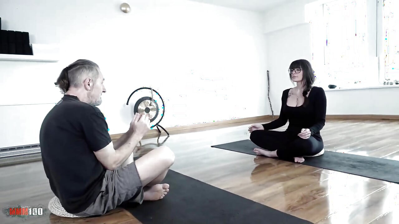 Lexy Karma tatuada francesa milf chupa e fode duro em yoga spandex