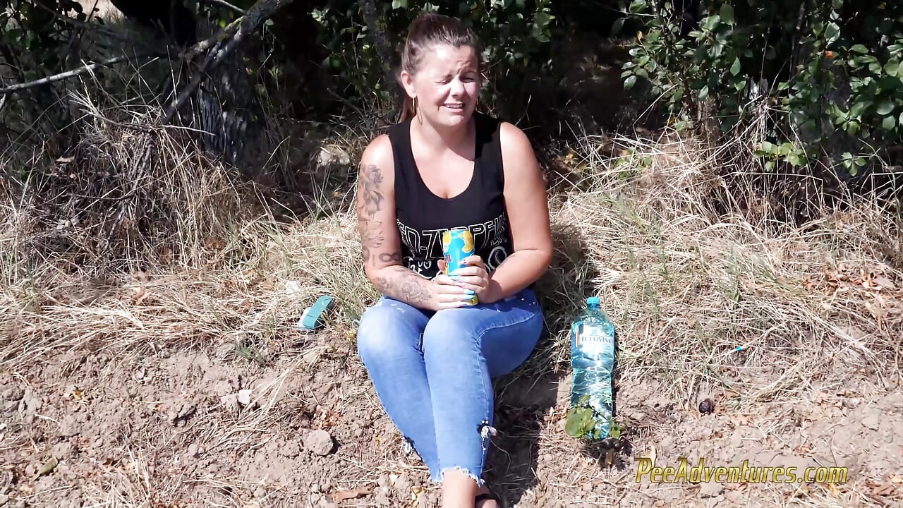 Plas in een veld met maïs - pist op zichzelf terwijl ze met haar vriendje aan de telefoon praat