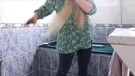 Sie wird von ihrem vermieter im badezimmer erwischt