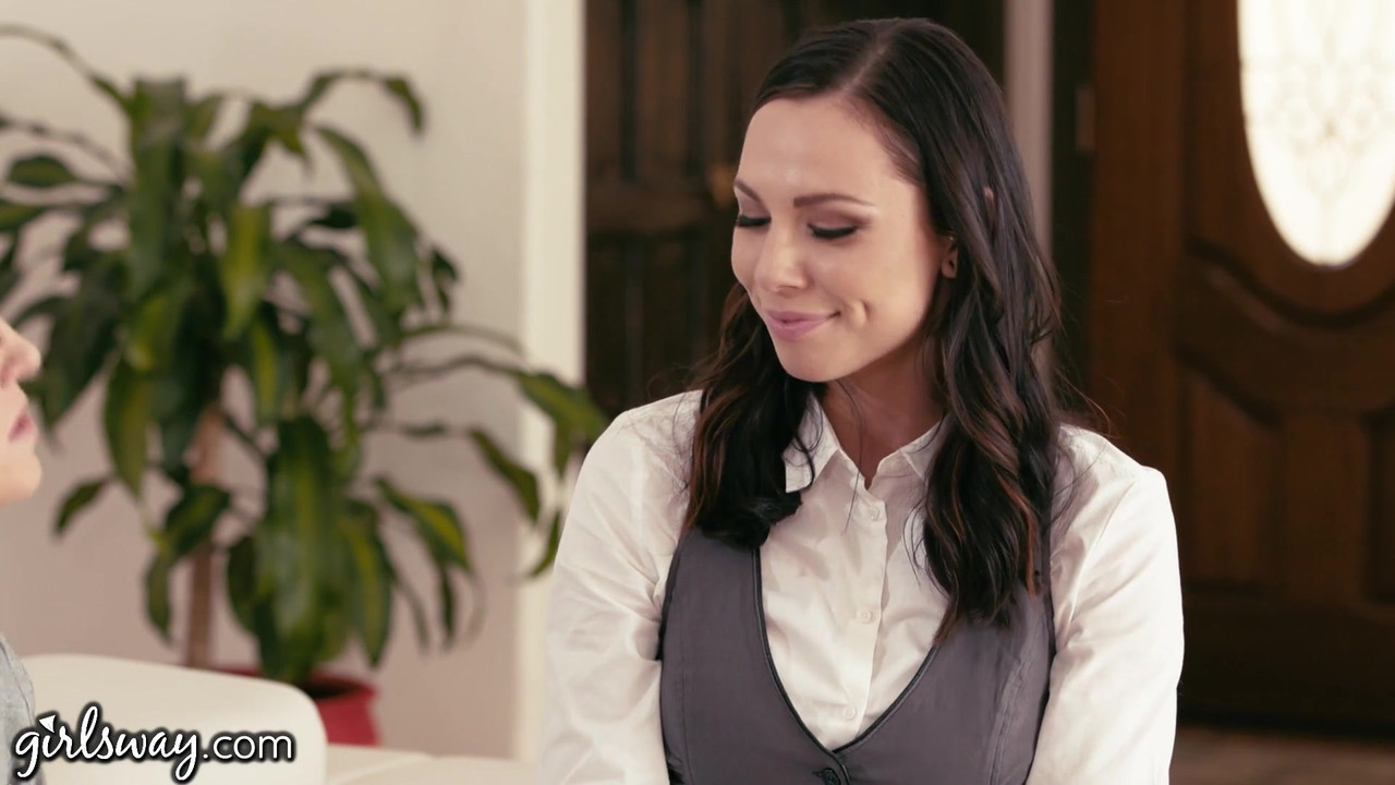 Girlsway 成熟的女同性恋礼物aidra fox一件力量套装