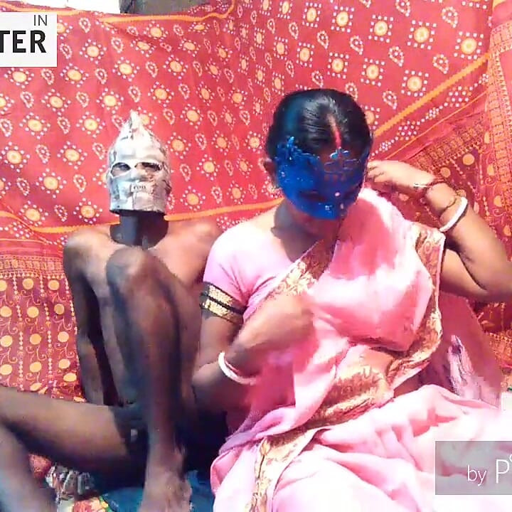 Gott zog meinen sari aus und fickte mich, und ich hat es genossen, nomita