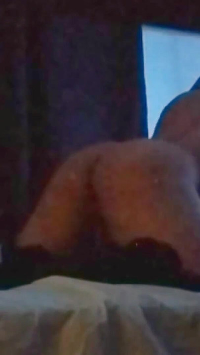 Une étudiante très pulpeuse et accommodante passe ses sujets. | Clip 2