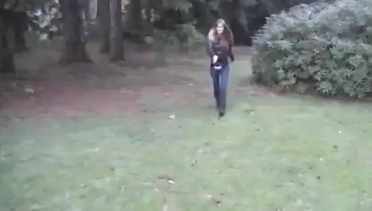 Cewek eropa yang manis nyepong kontol di luar ruangan sebelum ngentot di rumah