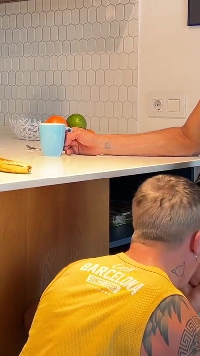 Momento epico da "Il marito ha succhiato il suo amico mentre sua moglie lavava i piatti"
