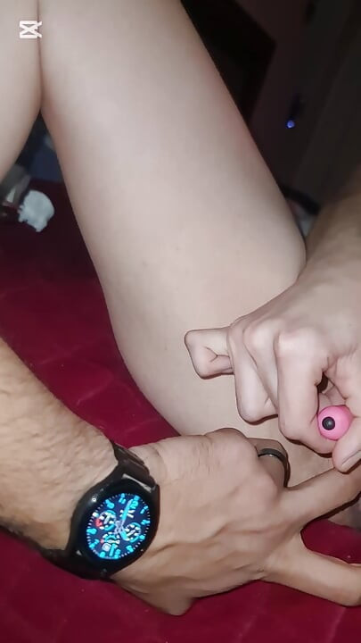 Sexy e grossa esposa tira roupa e alongamento de buceta
