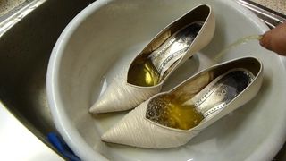 Kencing di sepatu hak pengantin istri