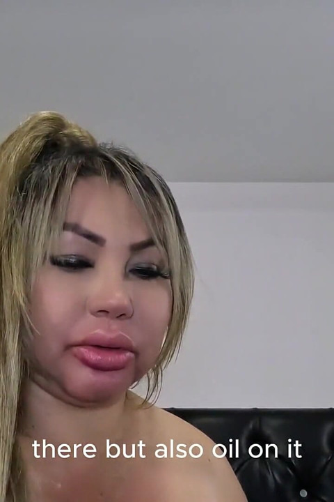 Een Volborstige Blondine Betaalt Voor Seks Met Een Jonge Loodgieter