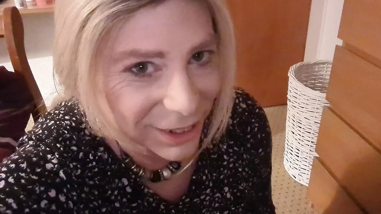 Suck on my clittie, swallow my huge cumshot!